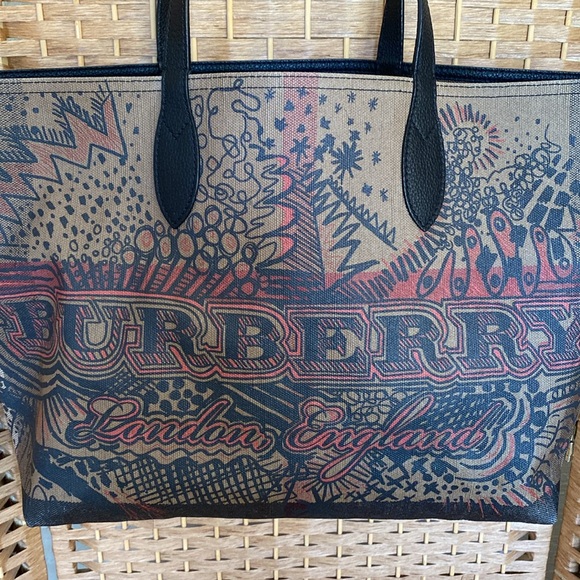 🎉 AUTHENTIC BURBERRY REVERSIBLE DOODLE CANVAS TOTE‼️ - Picture 3 of 17
